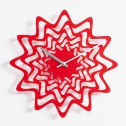 červené designové hodiny kovové