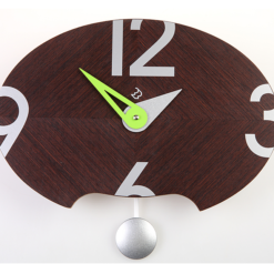 moderní kyvadlové hodiny na zeď oválného tvaru v kombinaci stříbrné barvy a tmavého dřeva