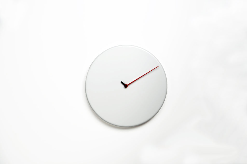 Nástěnné hodiny LESS bílé, 32 cm, Progetti