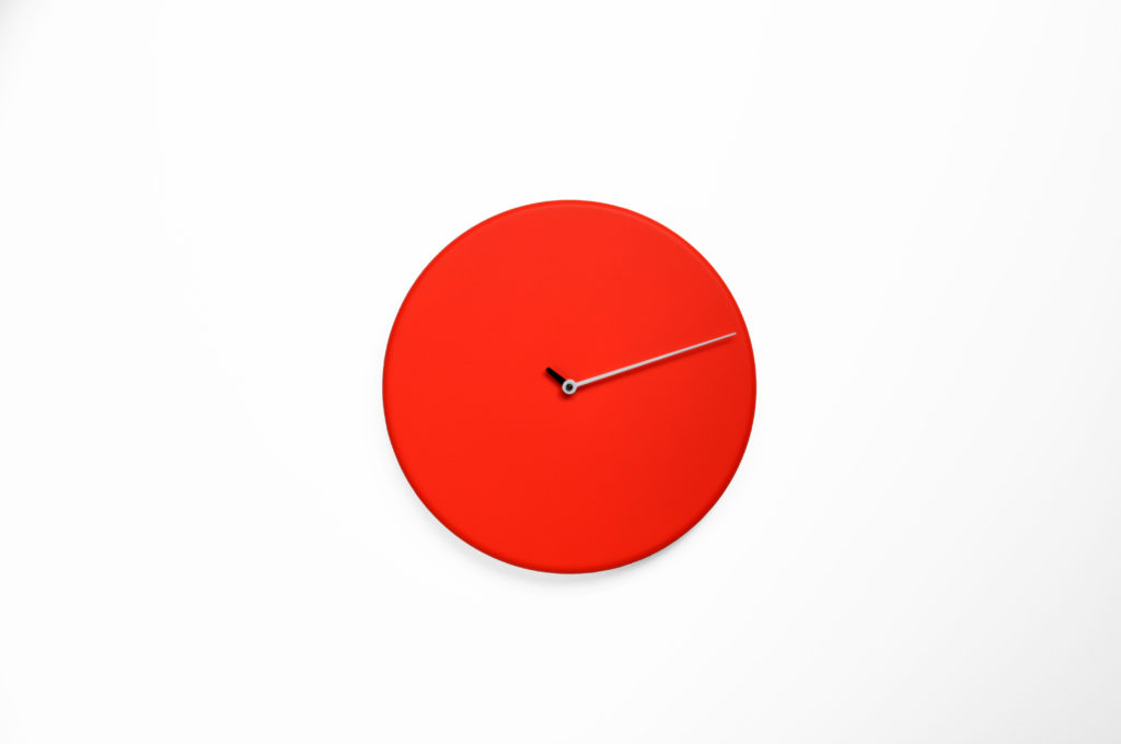 Nástěnné hodiny LESS červené, 32 cm, Progetti