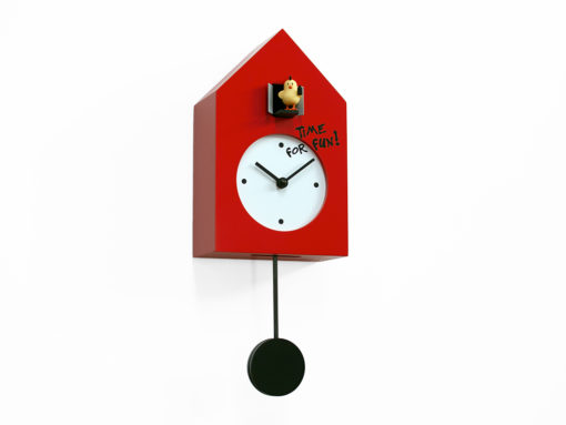 červené kyvadlové hodiny s bílým ciferníkem