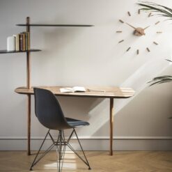 Moderní dřevěné minimalistické hodiny v interiéru nad psacím stilem
