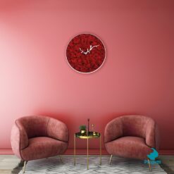 červené design hodiny na zeď v interiéru v růžové barvě