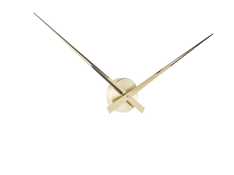 velké minimalistické hodiny ve zlaté barvě